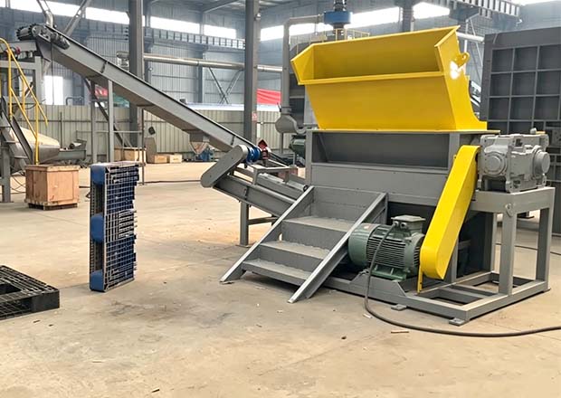 Heavy-Duty Plastic Pallet Shredder